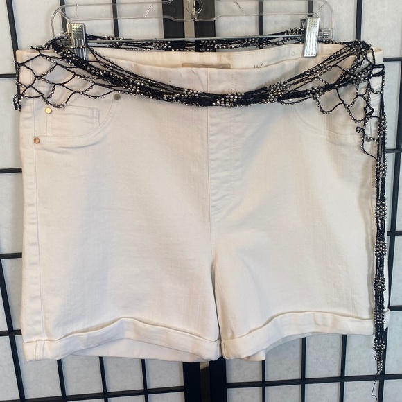 Liverpool Pulled-On Rolled Up Chloe Short - Picture 11 of 12